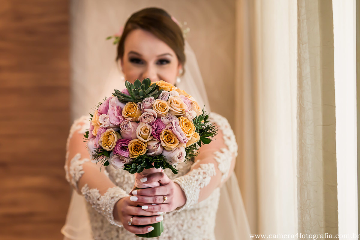 noiva com o buquê durante o making of