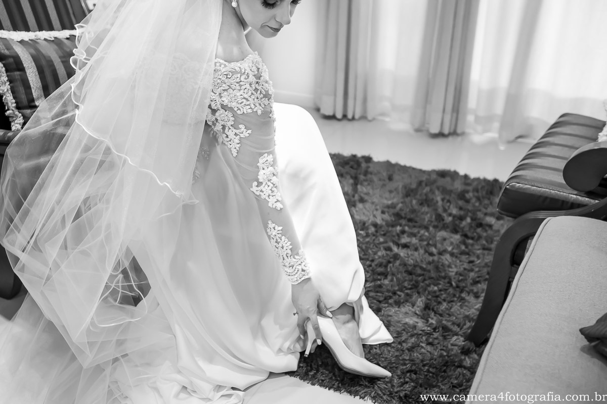 noiva colocando o sapato do casamento durante o making of