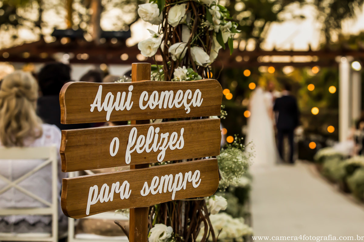 local da cerimônia do casamento com a placa sejam felizes