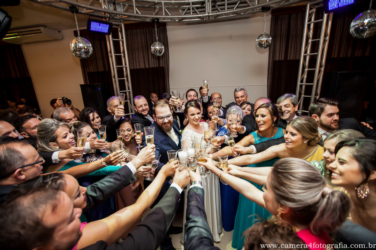 brinde dos noivos juntos com os padrinhos na festa do casamento