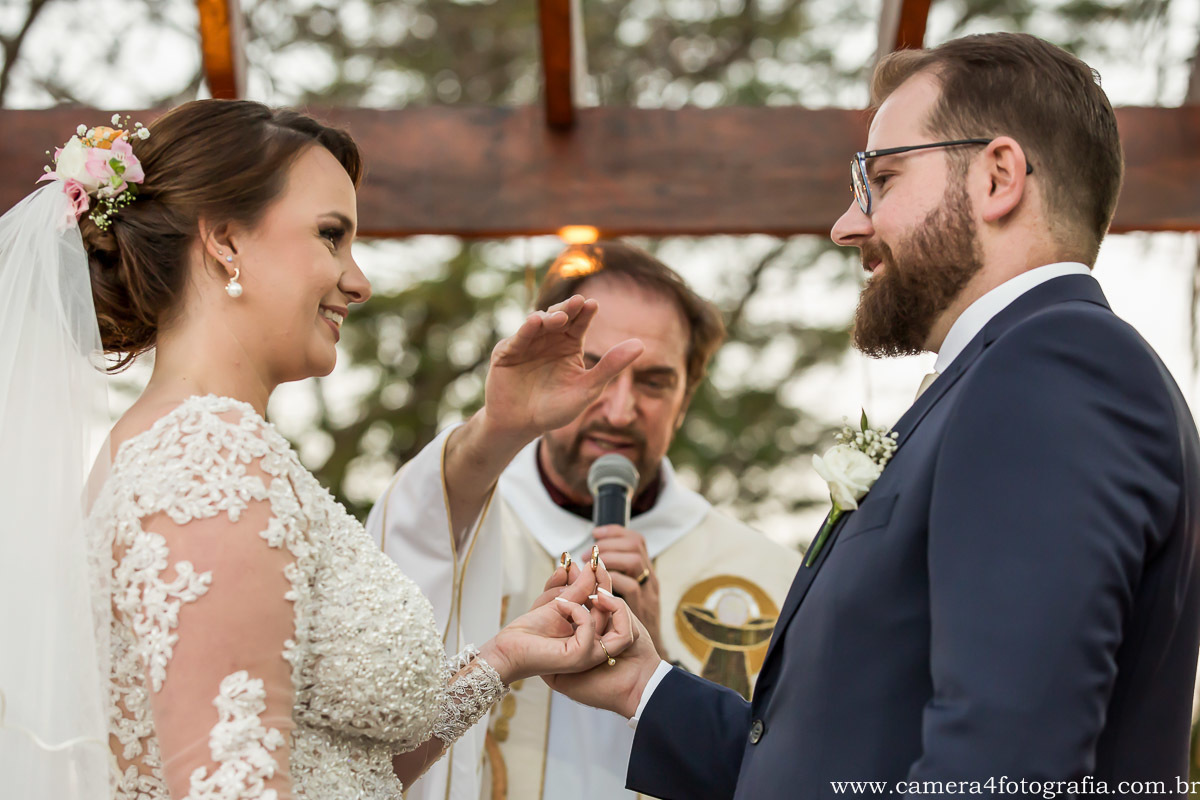 benção do padre nos noivos na cerimônia do casamento