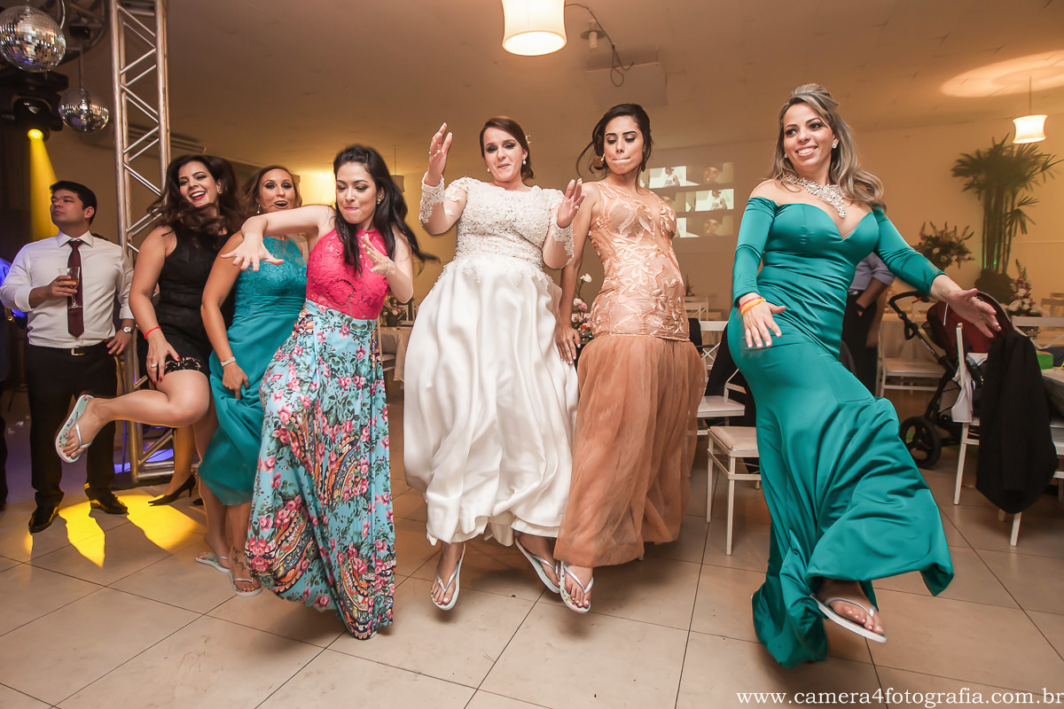 noiva dançando com as madrinhas durante a festa do casamento