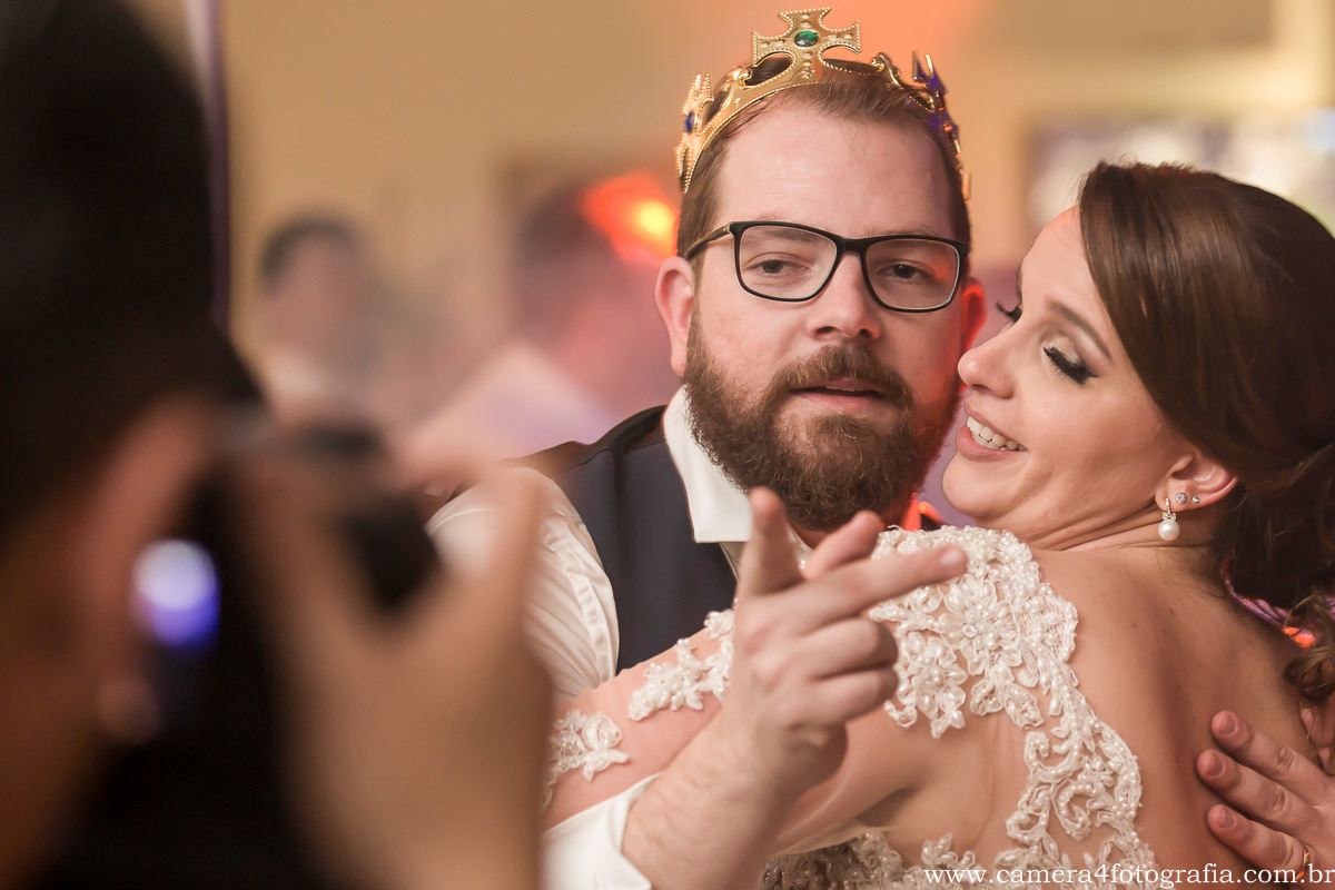 noivo dançando com a noiva na festa do casamento