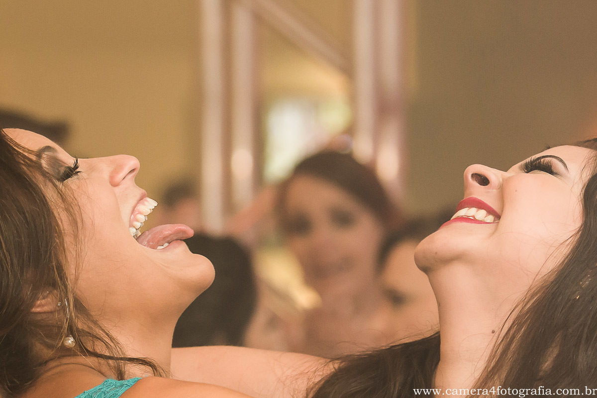 amigas dos noivos dançando durante a festa do casamento