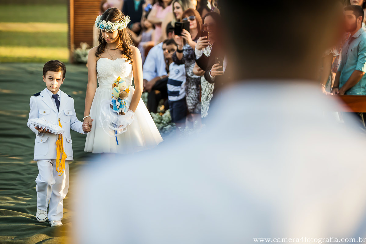 daminhas de alianças entrando no casamento
