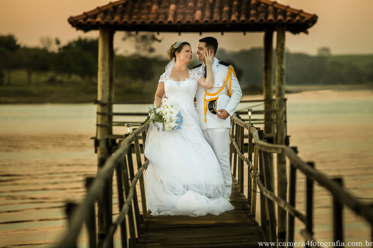 noivos no peer na festa de casamento