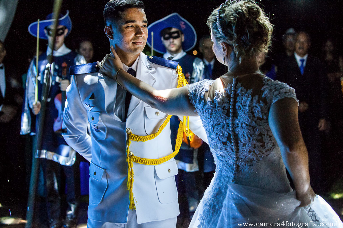 noivos dançando durante o casamento