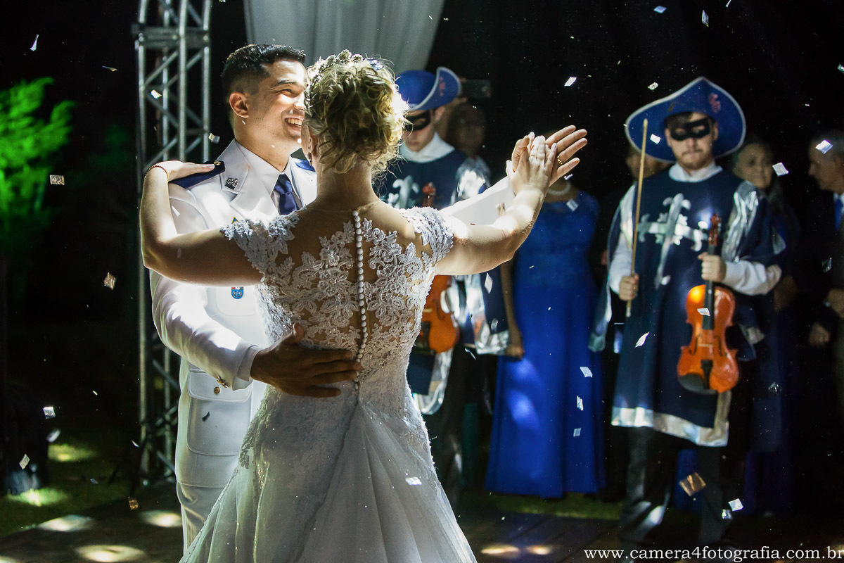 noivos dançando na festa durante o casamento
