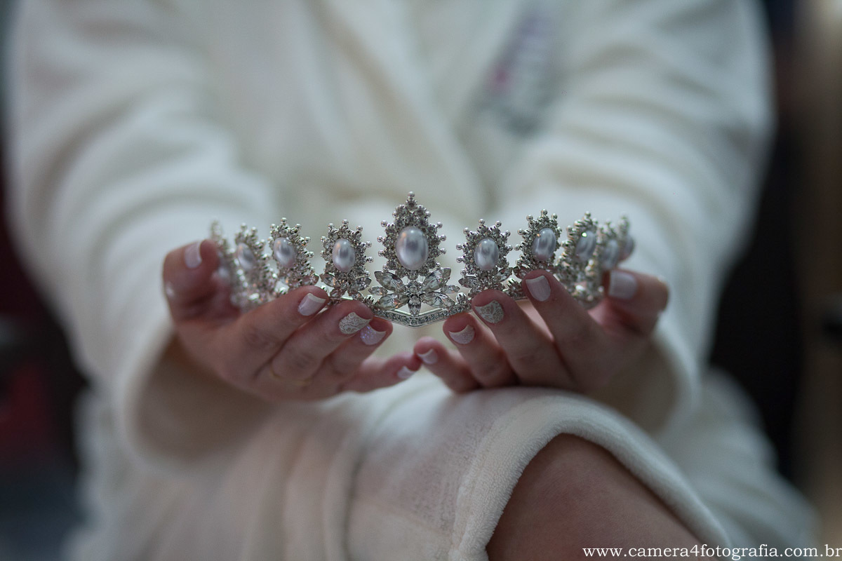 noiva segurando a tiara do casamento