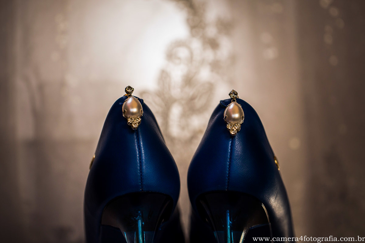 sapatos e brincos da noiva no making of do casamento