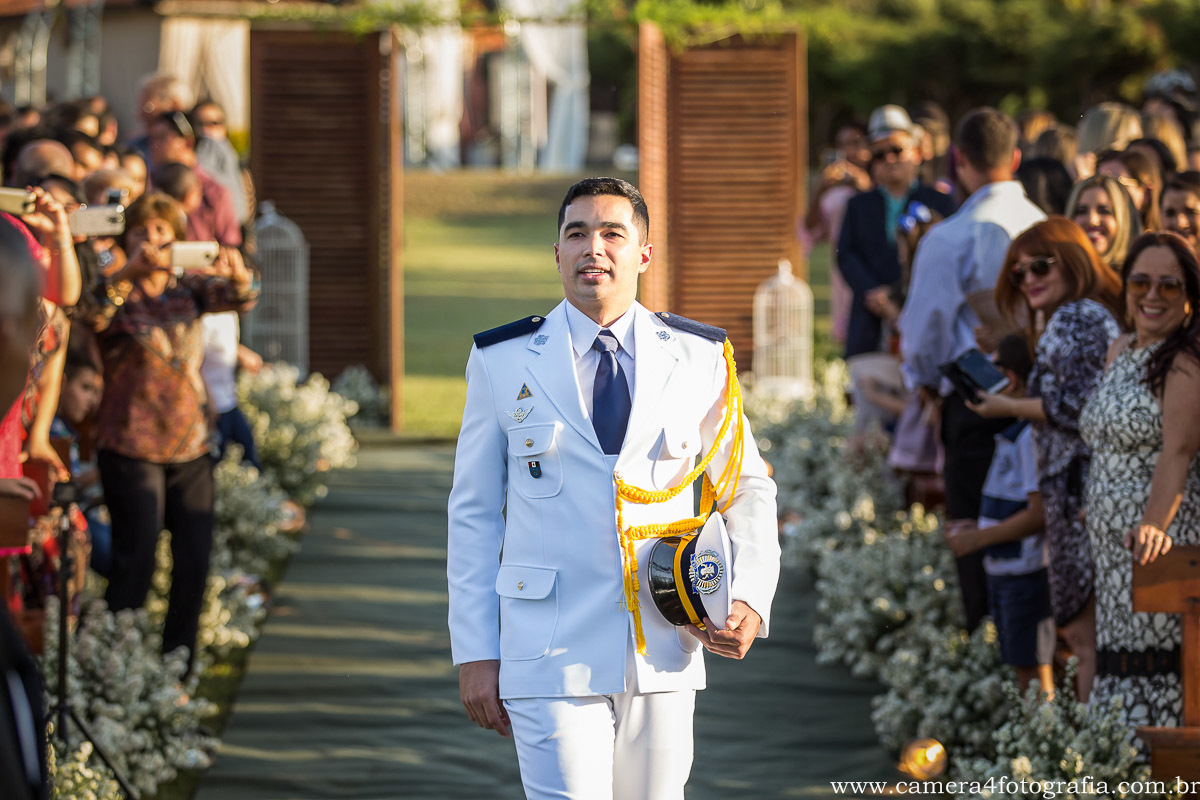 noivo entrando na cerimônia do casamento
