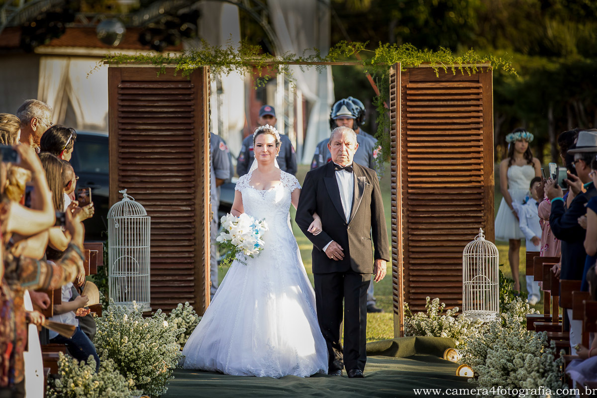 noiva entrando com o pai na cerimônia do casamento