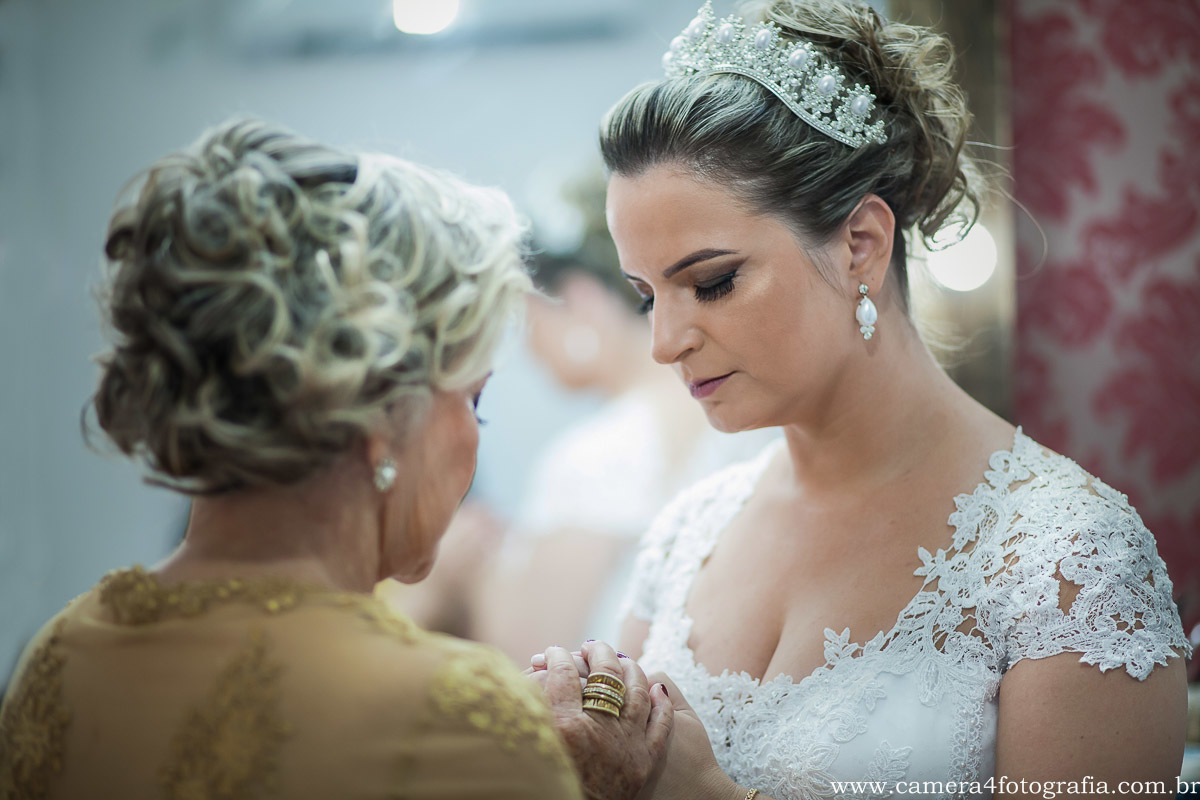mãe da noiva e a noiva rezando antes do casamento