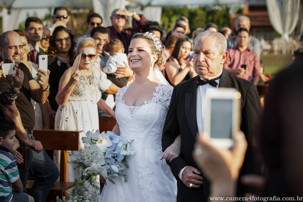 noiva entrando com o pai na cerimônia do casamento