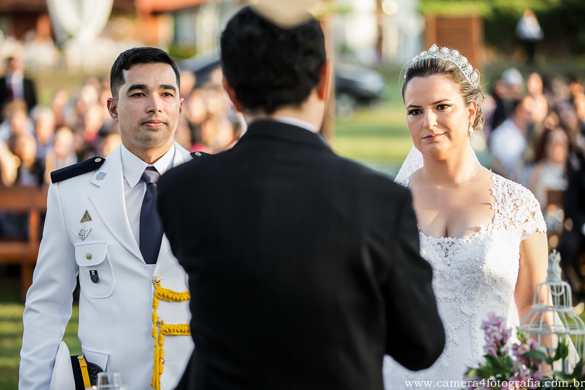 noivos no altar do casamento recebendo a benção