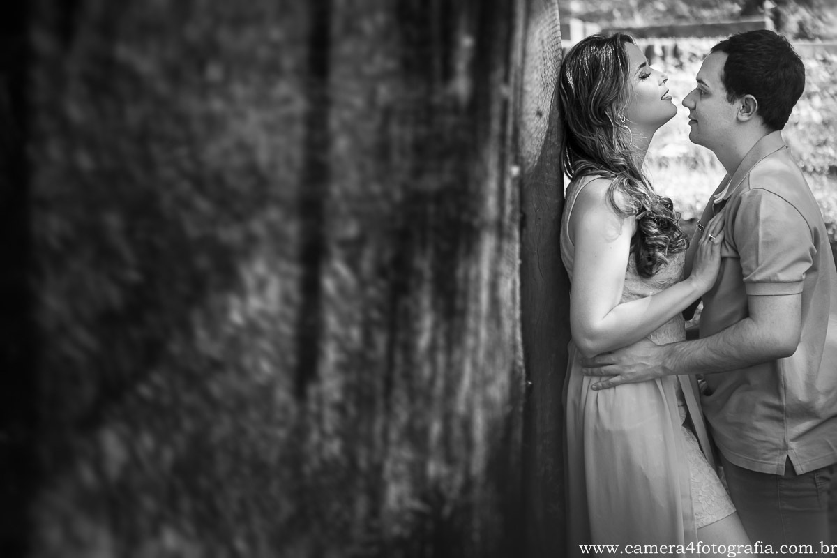 noivos abraçados no ensaio pré casamento