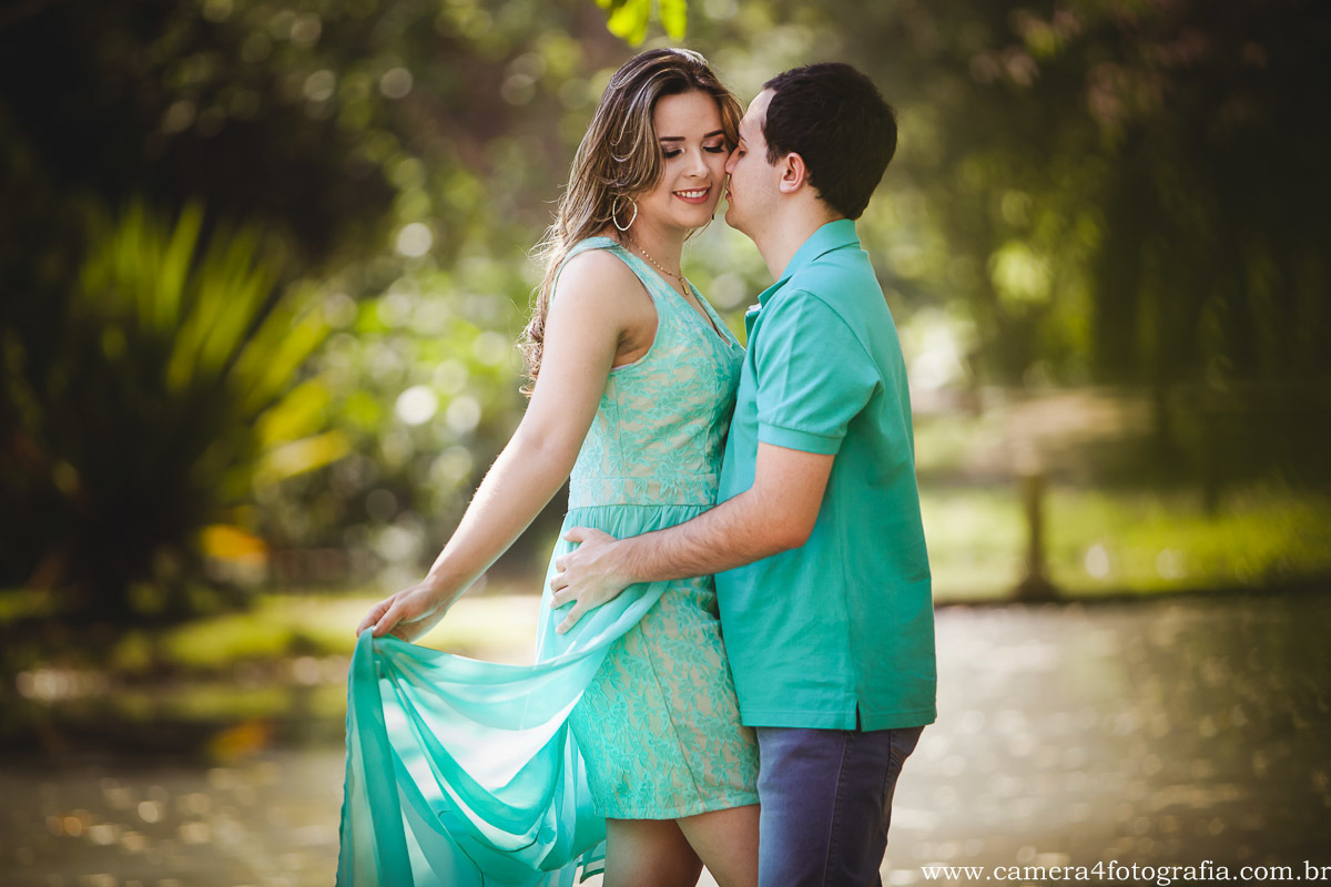 noiva com vestido voando no ensaio pre wedding