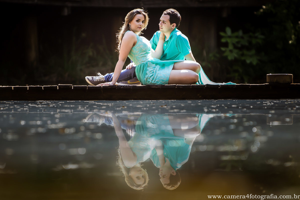 noivos no pier durante o ensaio pré wedding