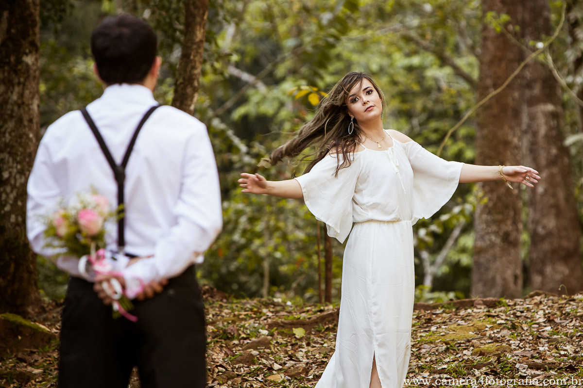 noiva com o buquê durante o ensaio pré wedding