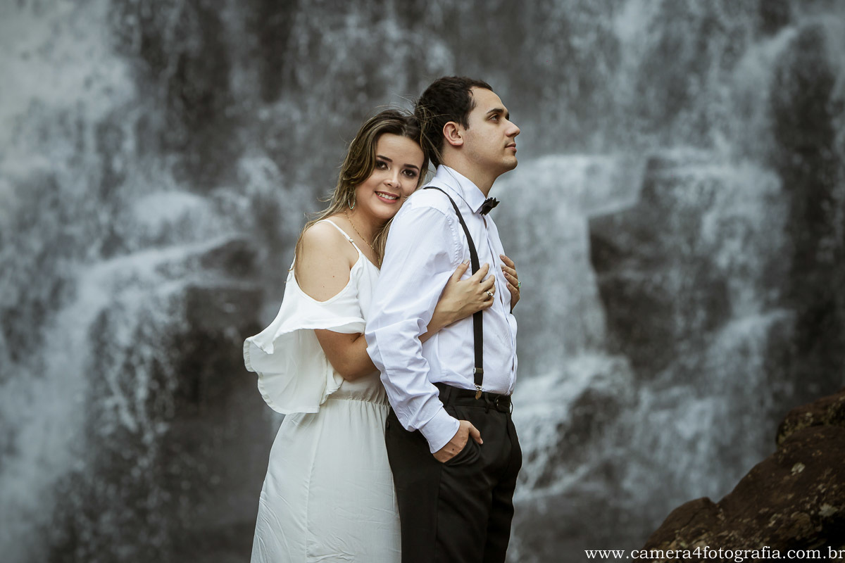 noivos abraçados na cachoeira durante o ensaio pré wedding