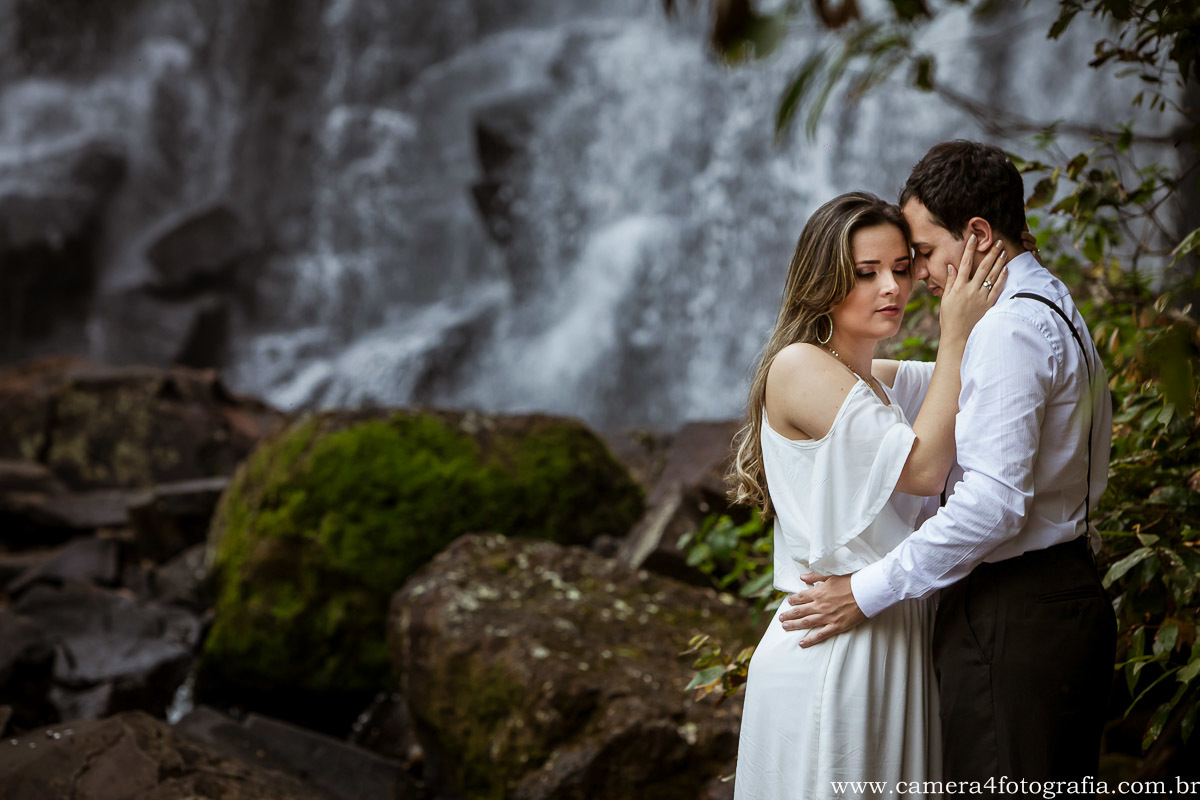 noivos se beijando durante o ensaio pré casamento