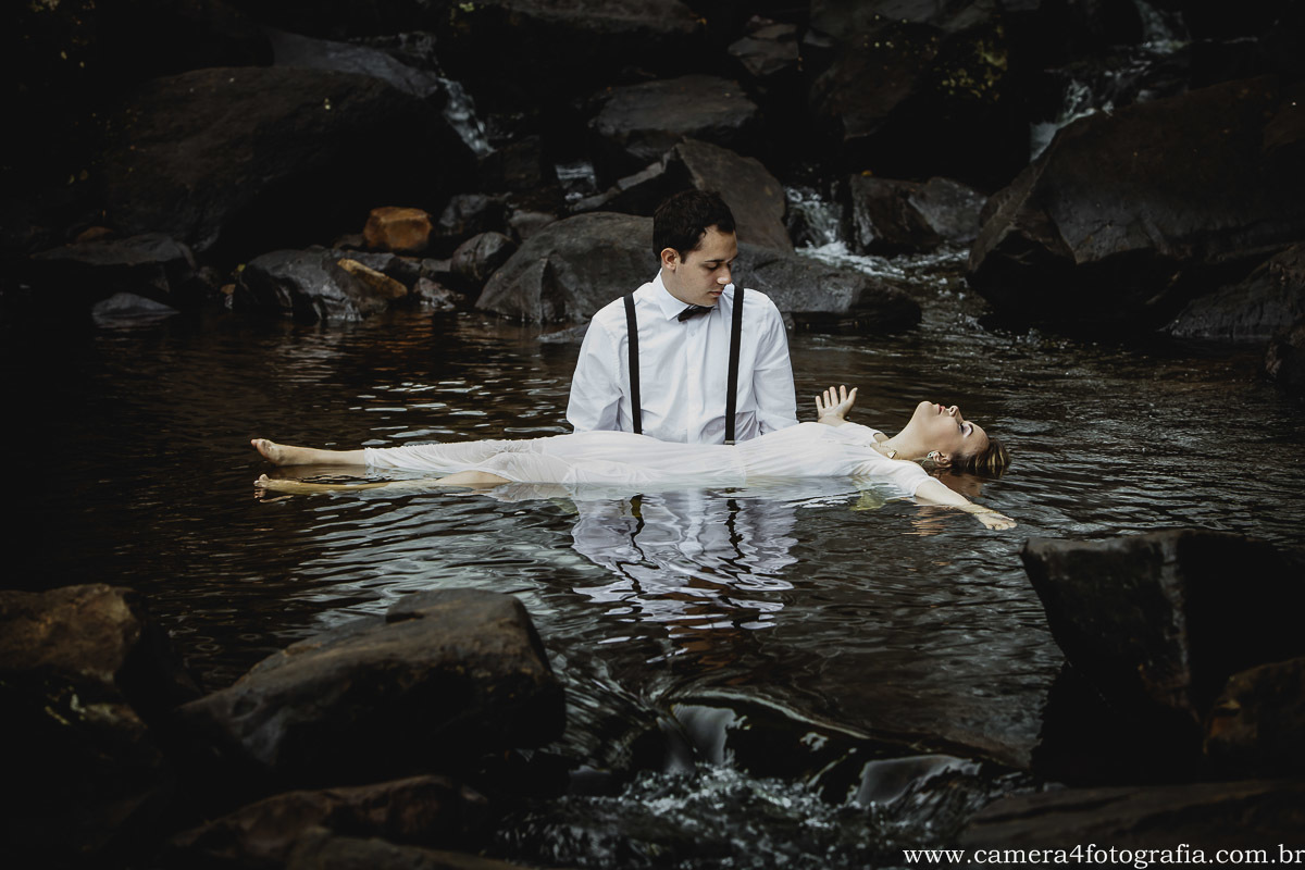 noiva boiando na água durante o ensaio pré wedding