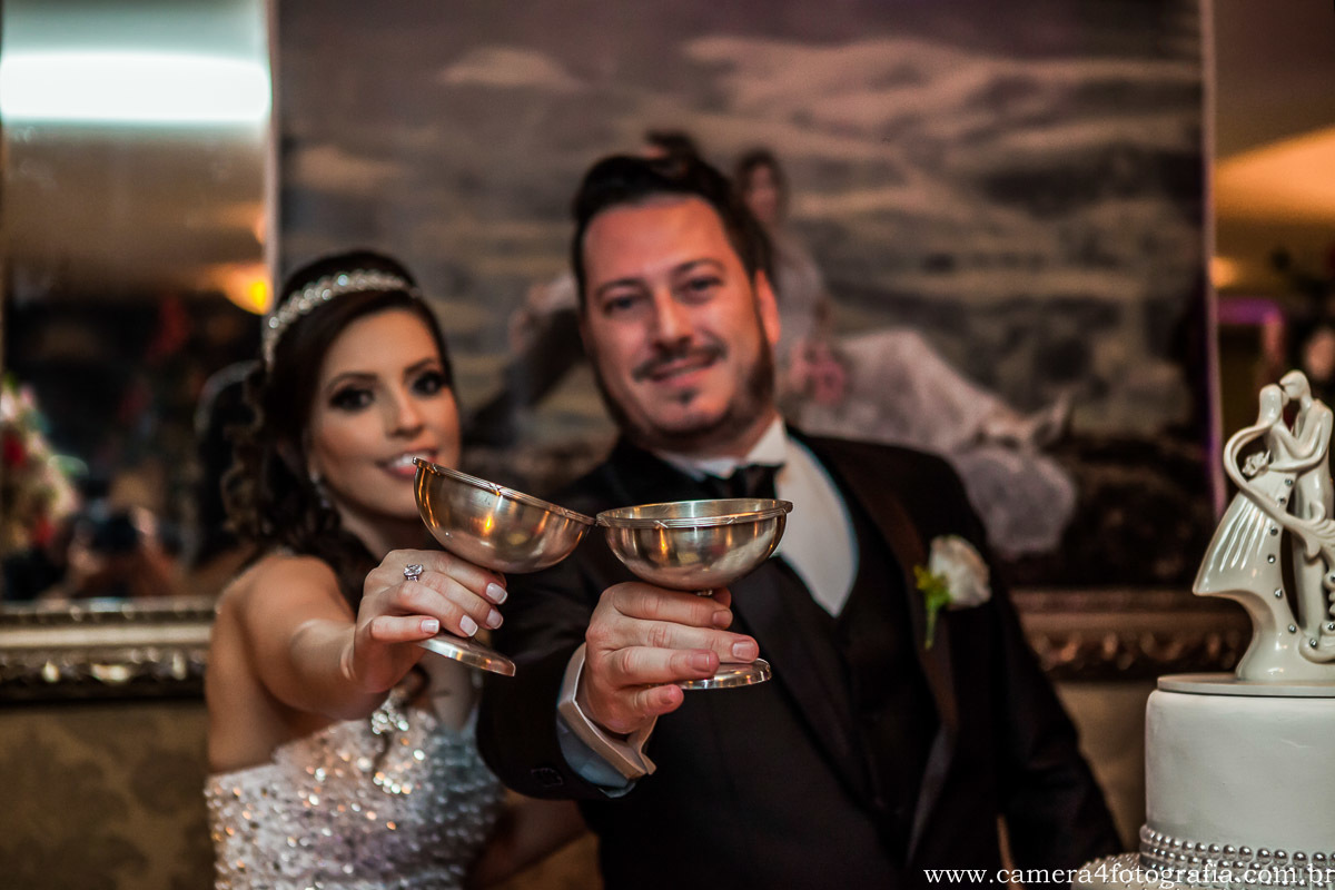 noivos brindando