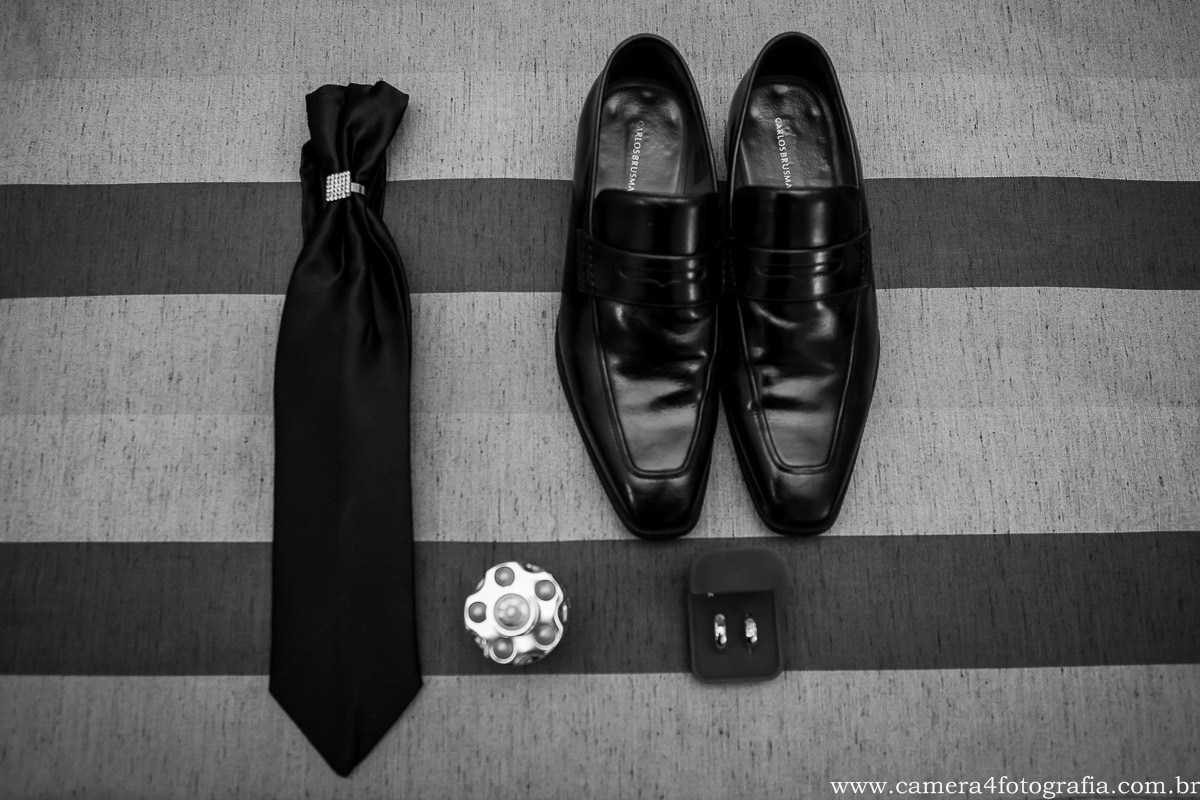 Sapatos, gravata, perfume no making of do noivo