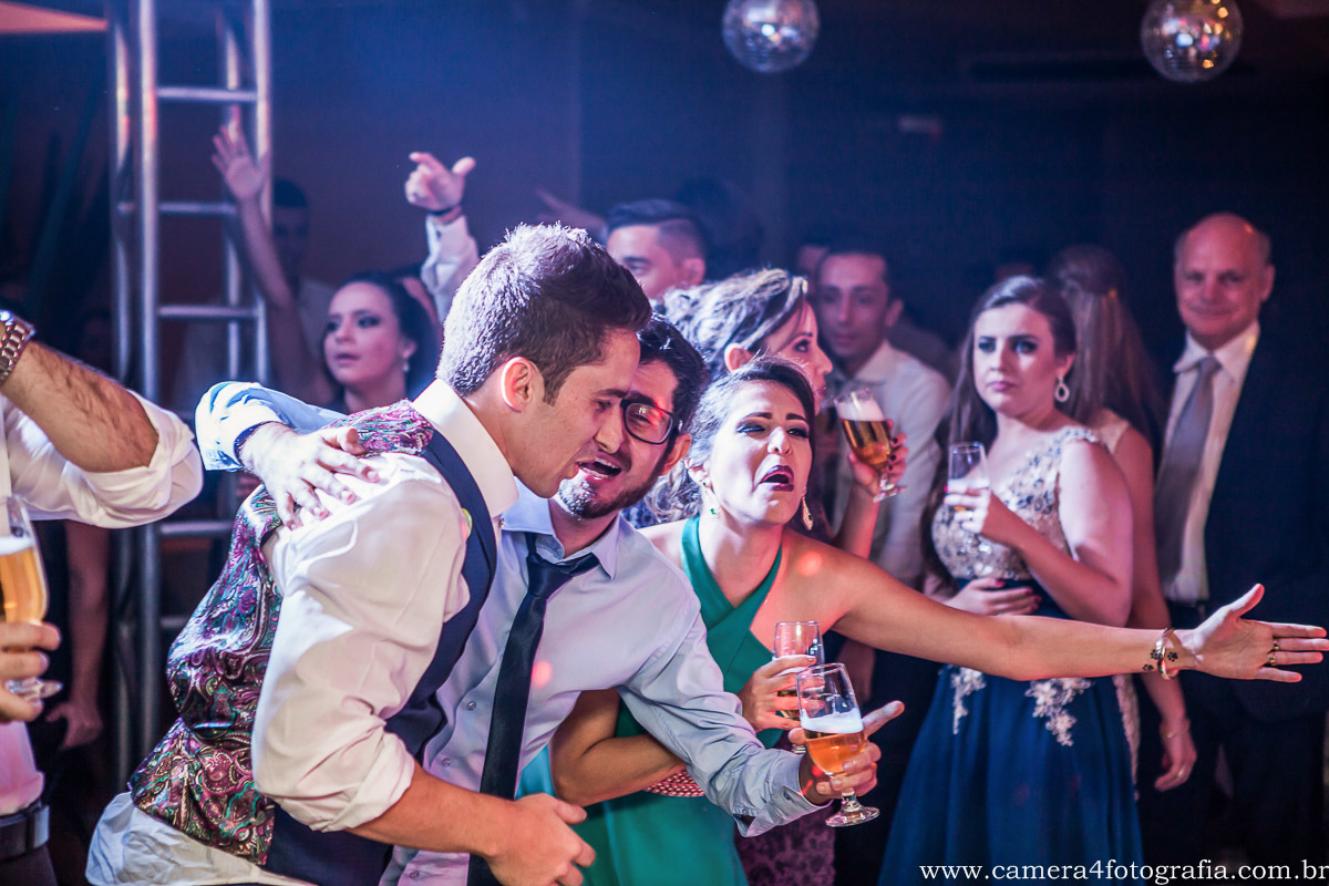 convidados dançando durante o casamento