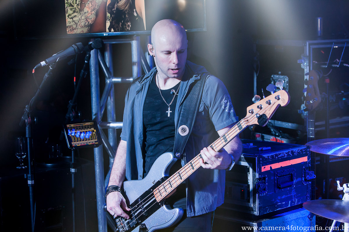 baixista tocando durante o casamento