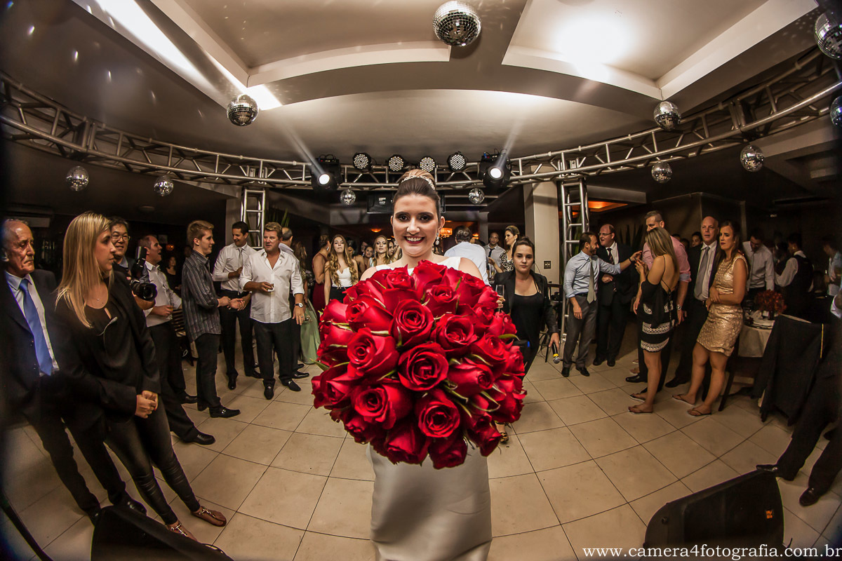 noiva jogando o buquê