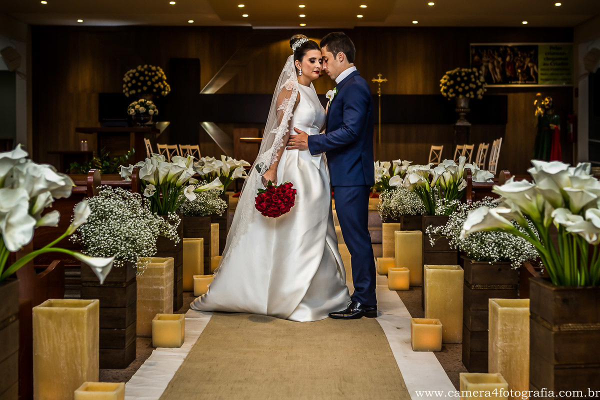 fotos dos noivos após o casamento na igreja