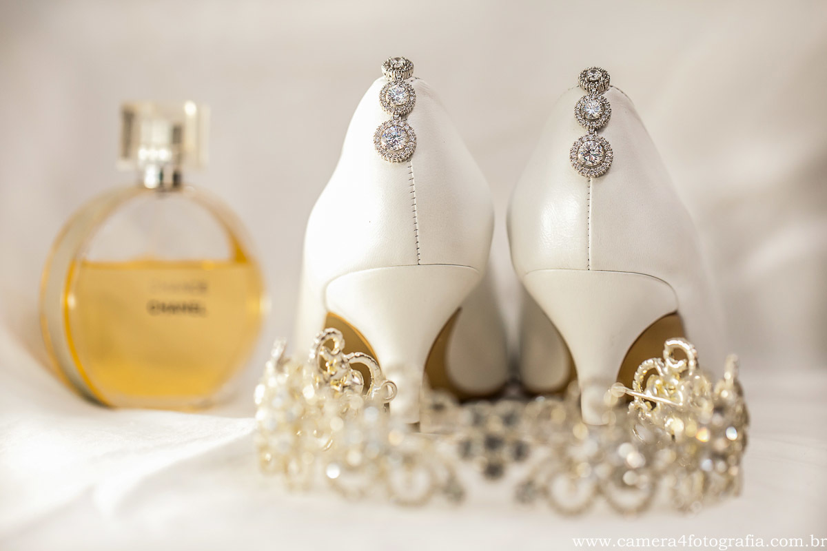 sapatos, perfume e tiara da noiva