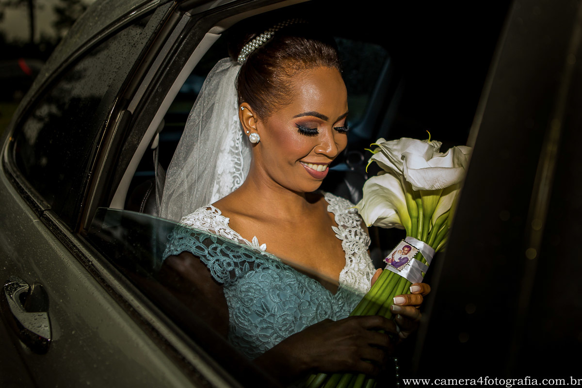 noiva no carro do casamento