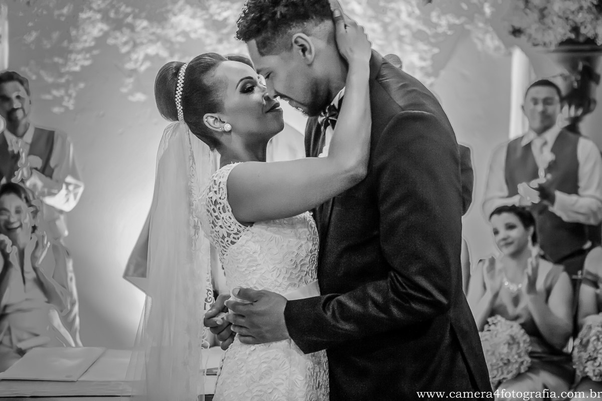 beijo dos noivos no casamento