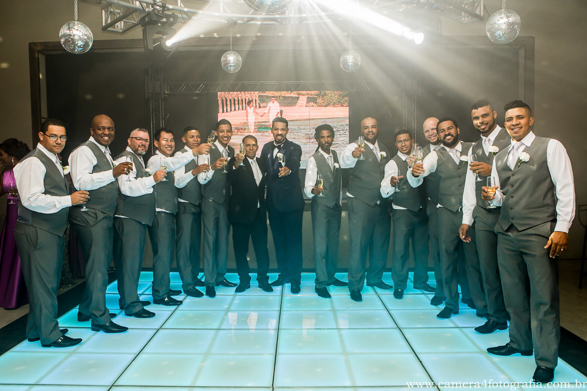 padrinhos com o noivo no casamento