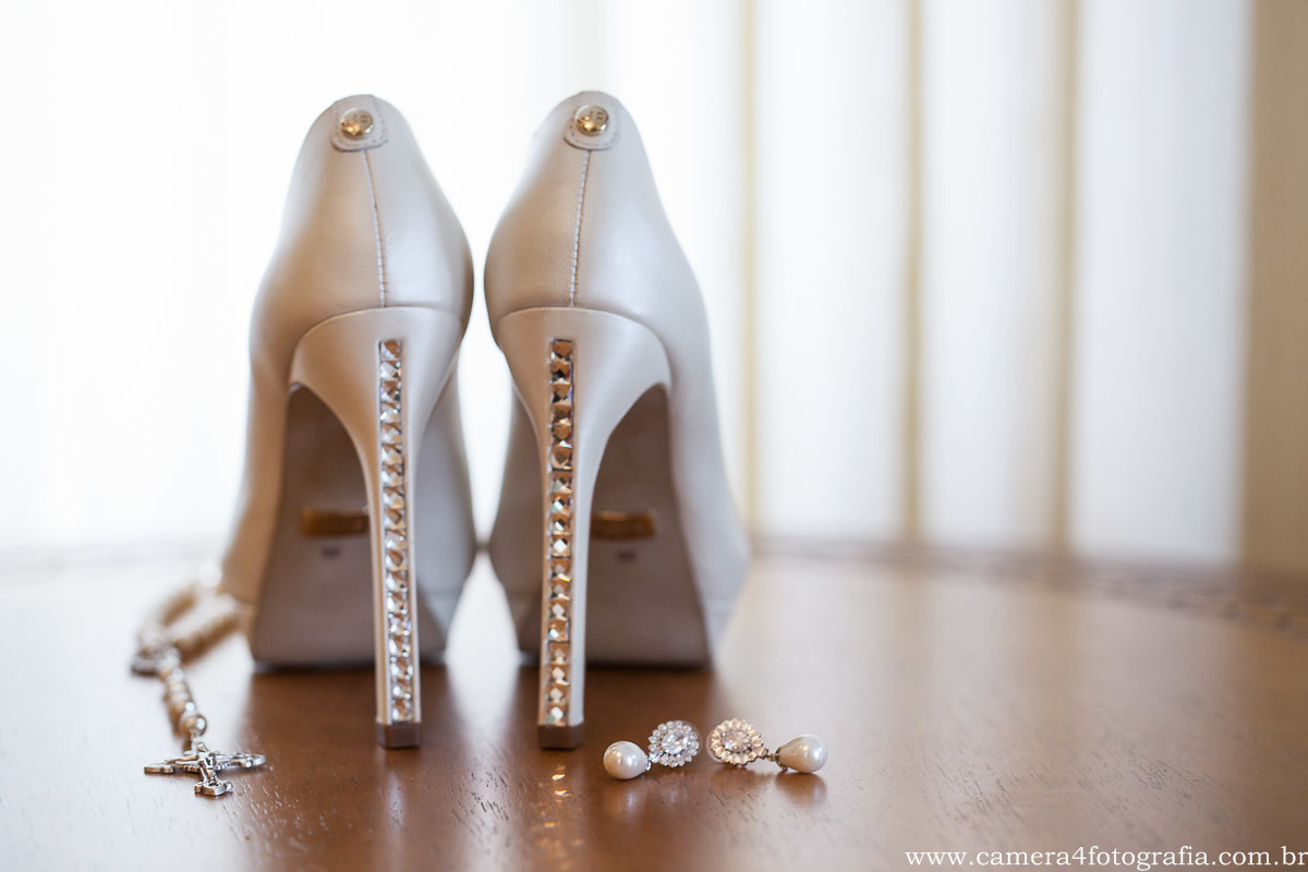 sapato e brincos da noiva
