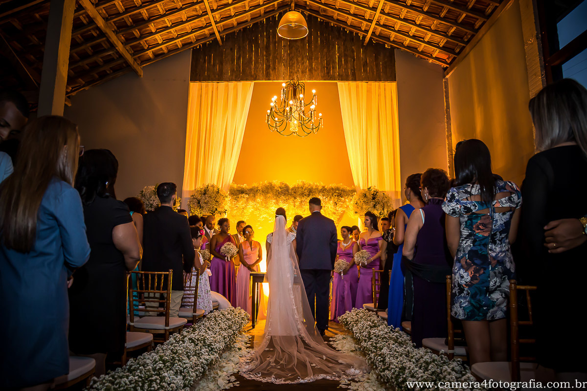 noivos durante a cerimônia do casamento