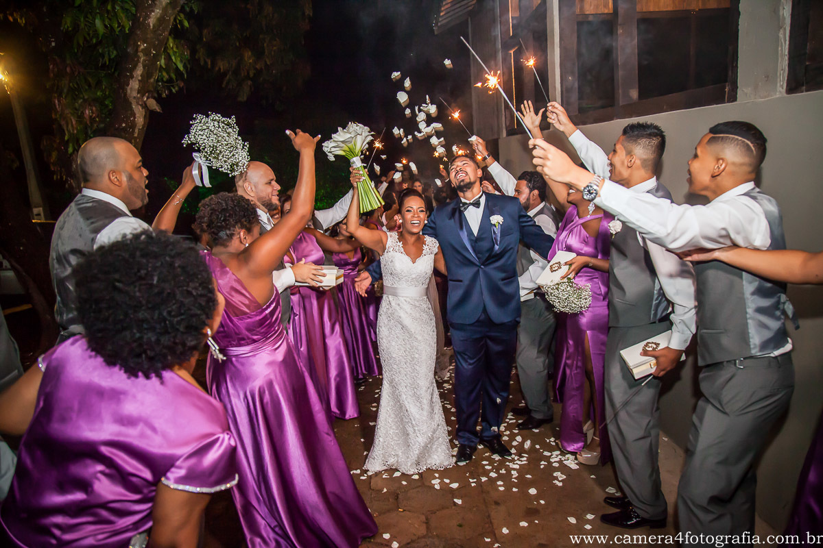 saída dos noivos da cerimônia do casamento