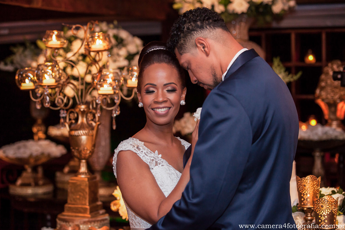 noivos brindando no casamento