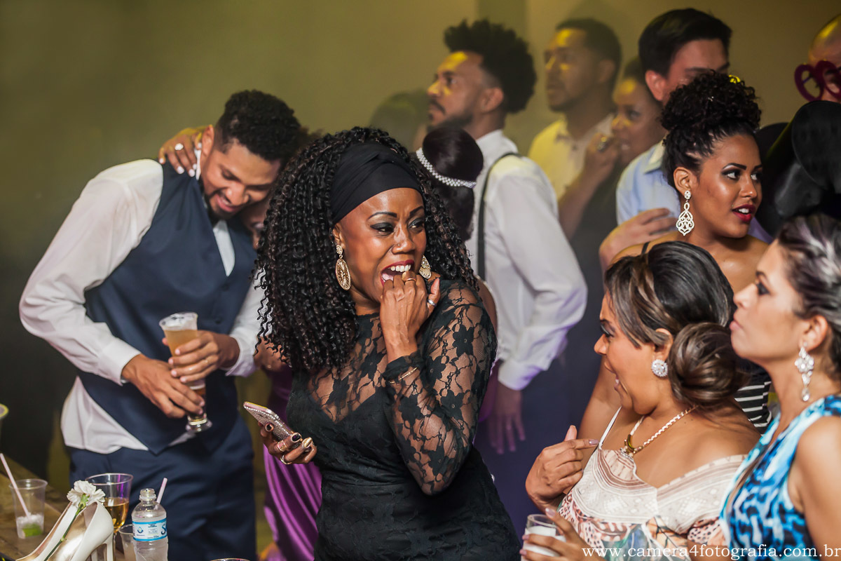 convidados dançando no casa,emto