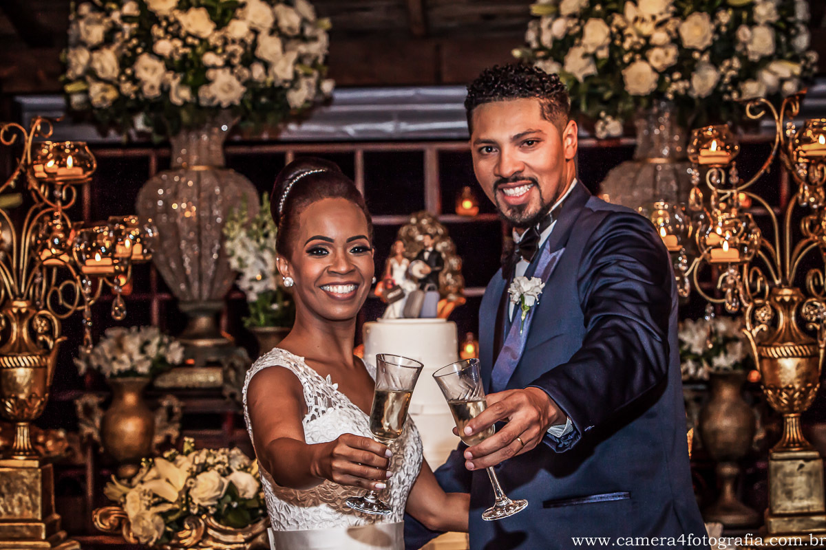 noivos brindando no casamento