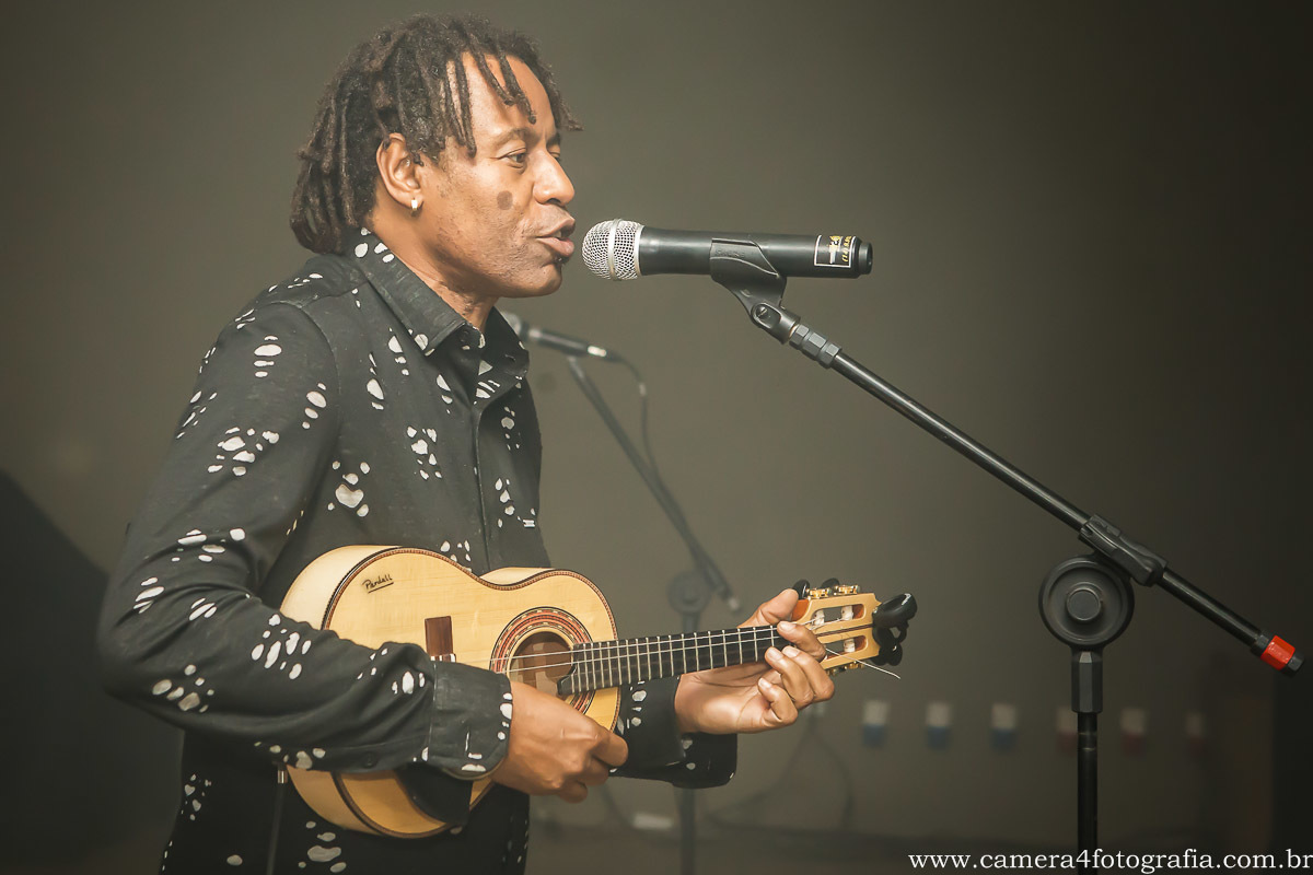 carica do sensação tocando no casamento