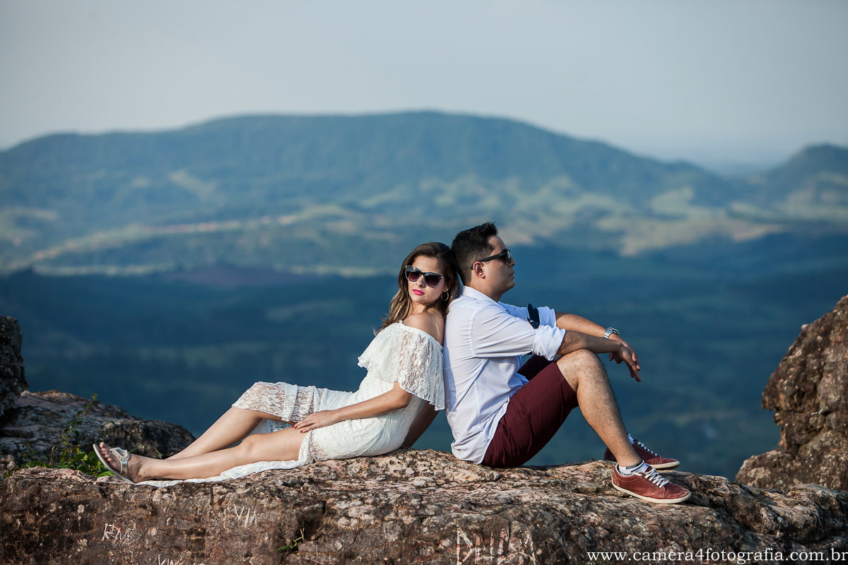 noivos nas montanhas no ensaio pré wedding