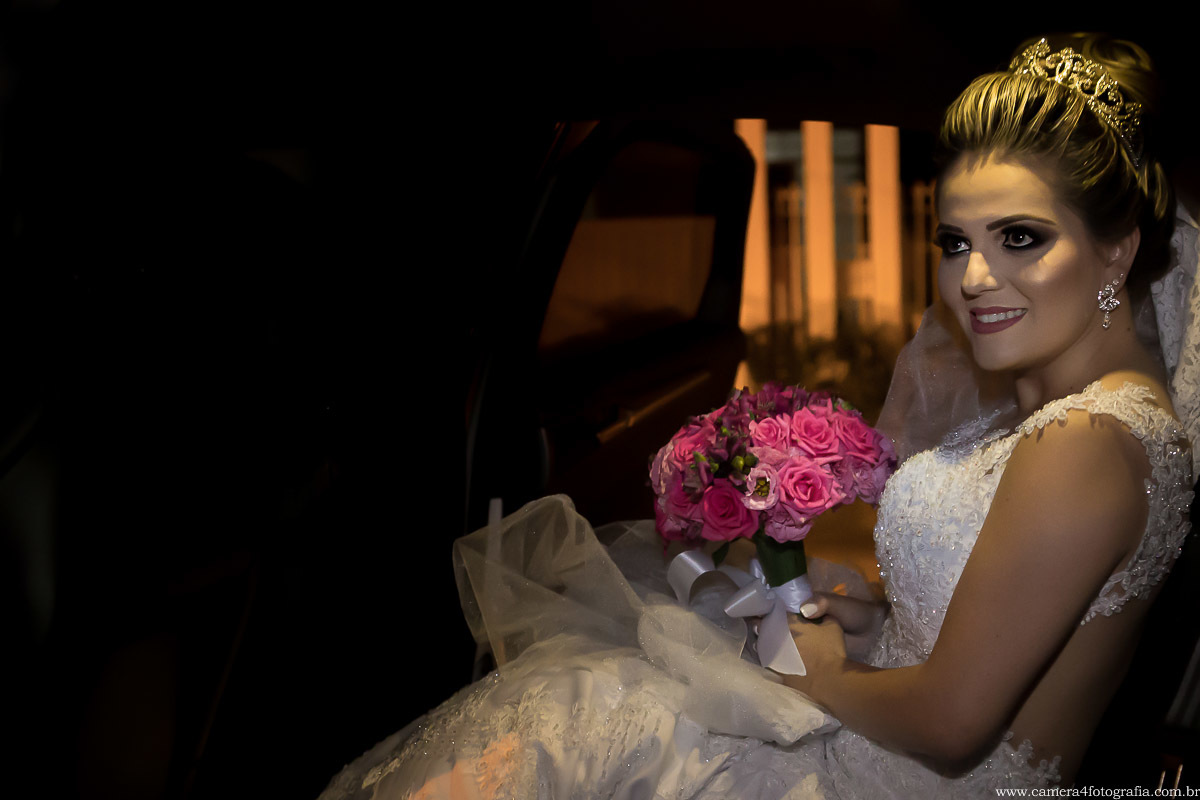 noiva no carro antes de entrar na igreja