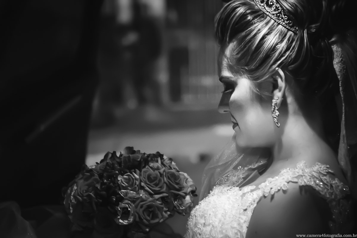 noiva no carro antes de entrar na igreja