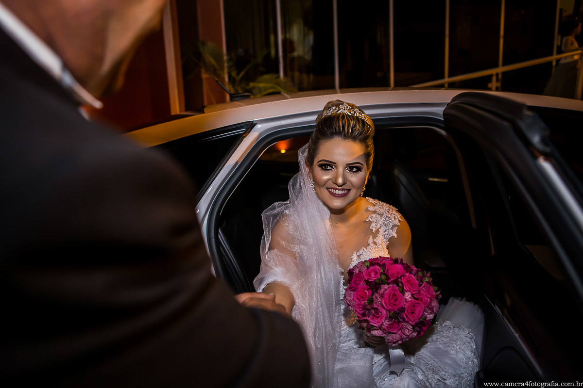 noiva com o pai no carro antes de entrar na igreja