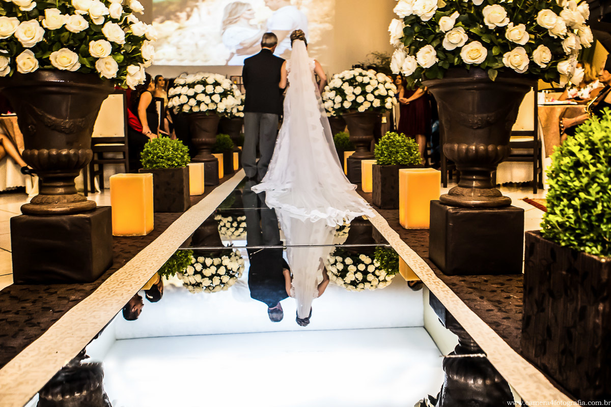 noiva entrando na igreja com o pai