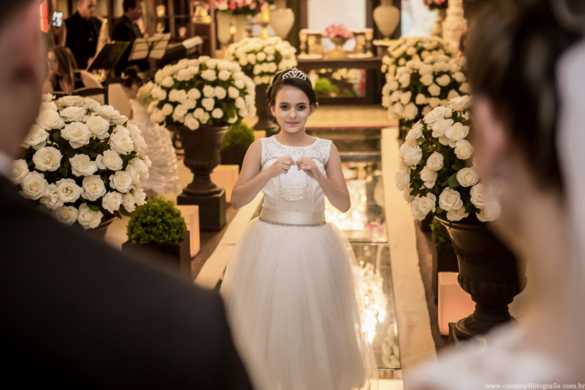 entrada da madrinha de alianças na igreja