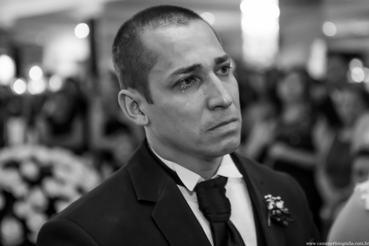 noivo chorando durante o casamento
